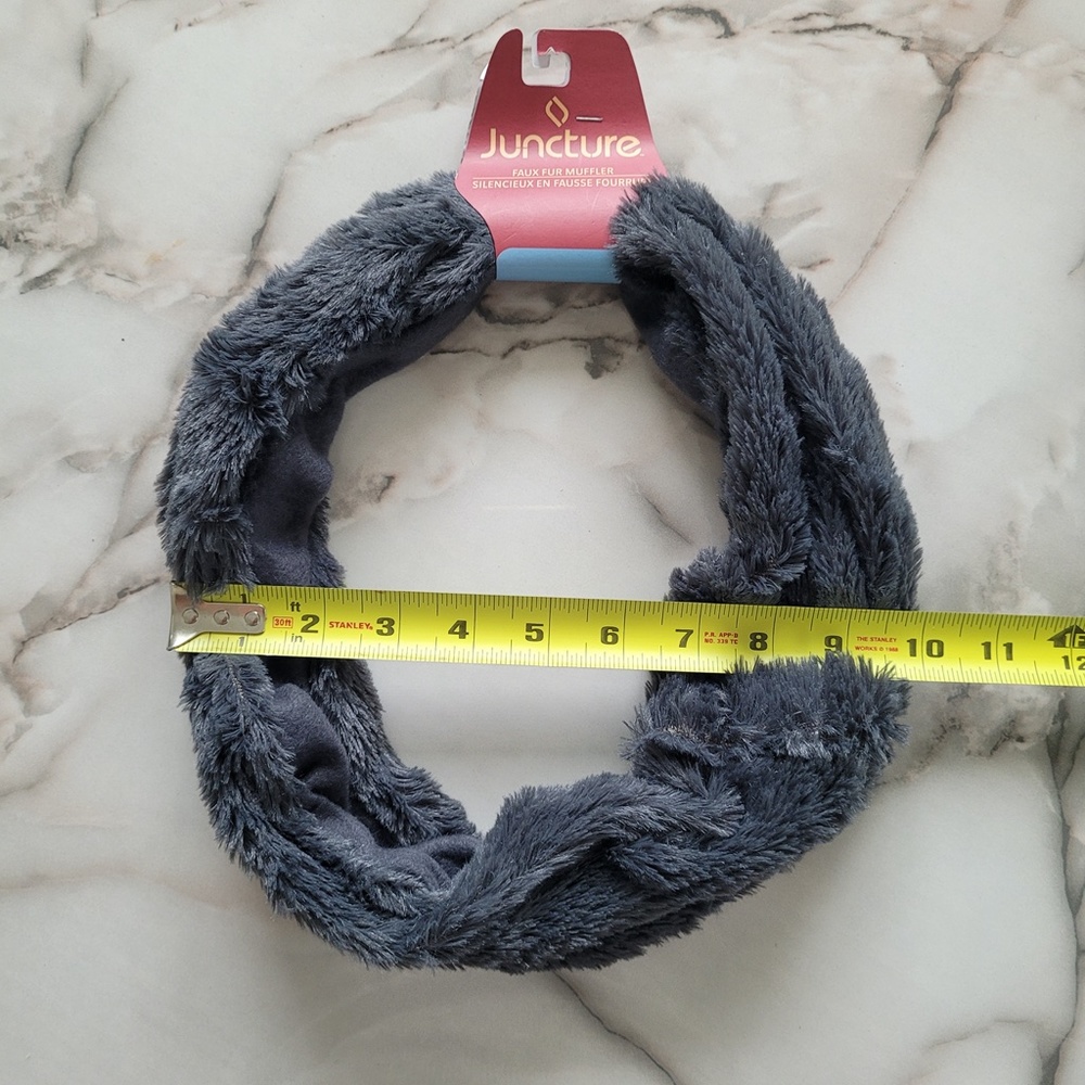 JUNCTURE Faux‎ Fur Grey Muffler Circle Infinity Scarf NWT - Picture 8 of 10